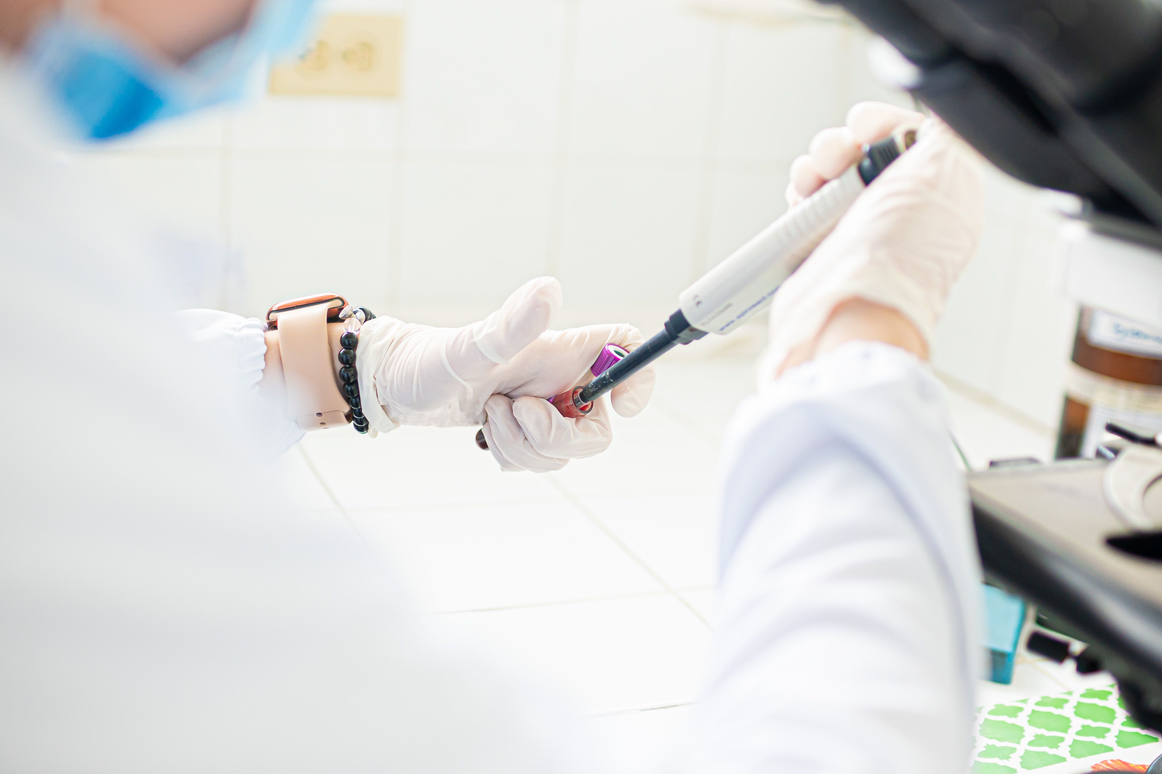 Pesquisadora de jaleco trabalhando em laboratório