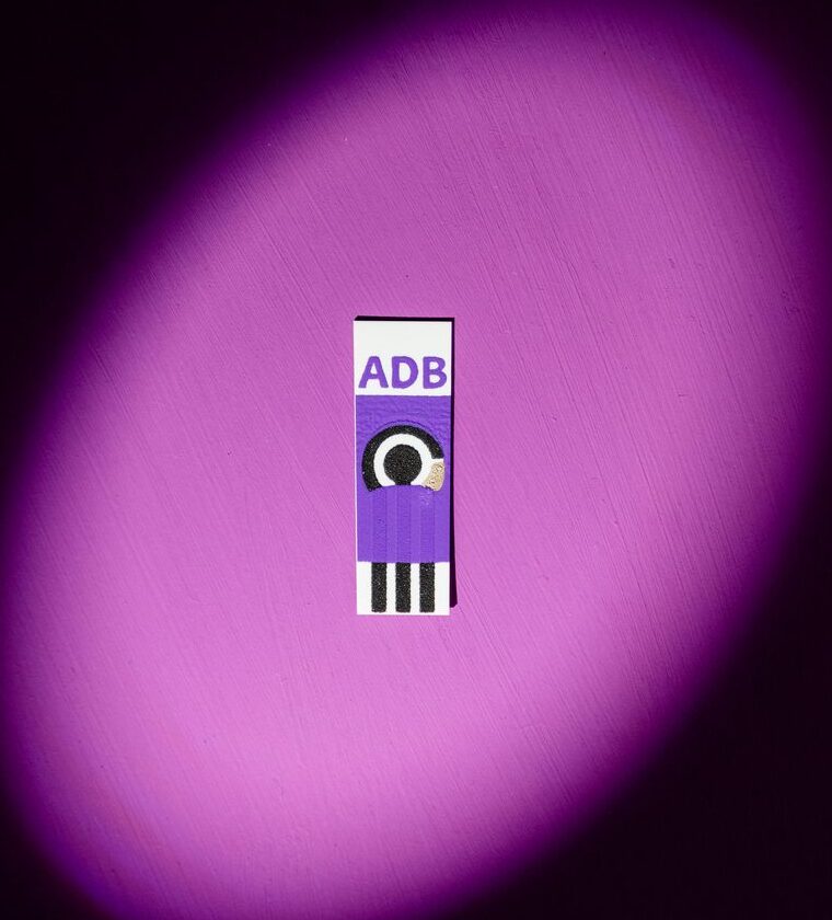 Eletrodo impresso da ADB mostrando o eletrodo de trabalho, contraeletrodo e pseudo-referência de prata